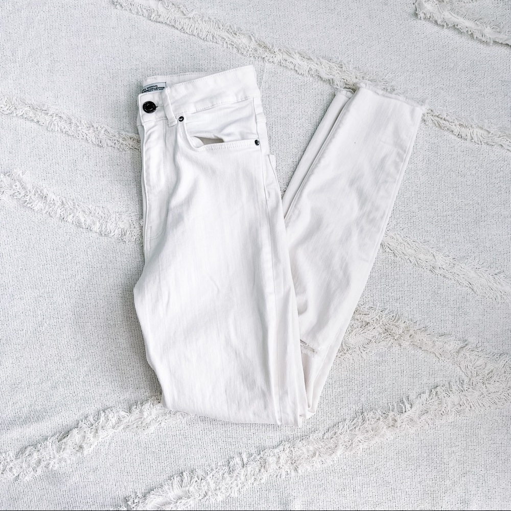 Zara white distresssd skinny jeans with a frayed hem